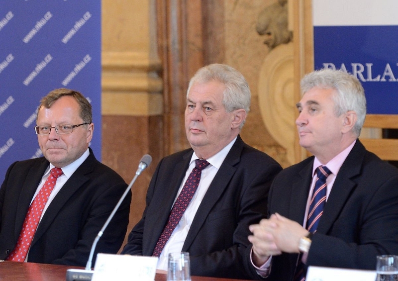 Prezident NKÚ Miloslav Kala, prezident České republiky Miloš Zeman a předseda Senátu Milan Štěch