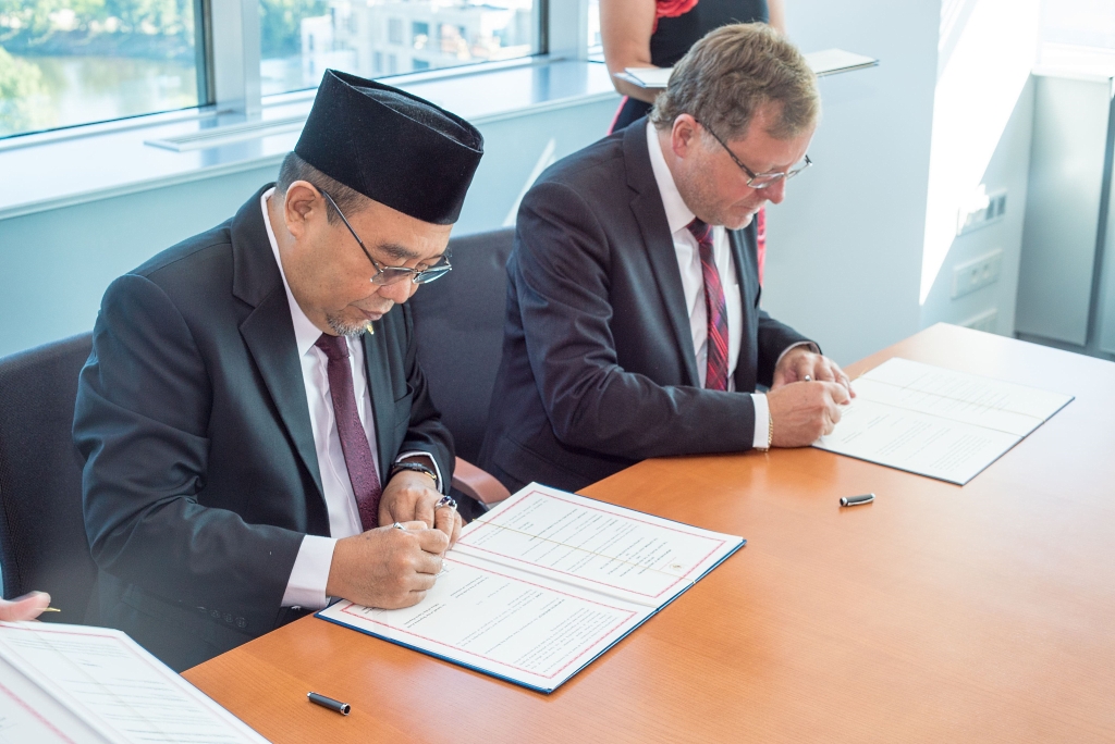 Předseda Rady pro audit Indonéské republiky Harry Azhar Azis a prezident NKÚ Miloslav Kala