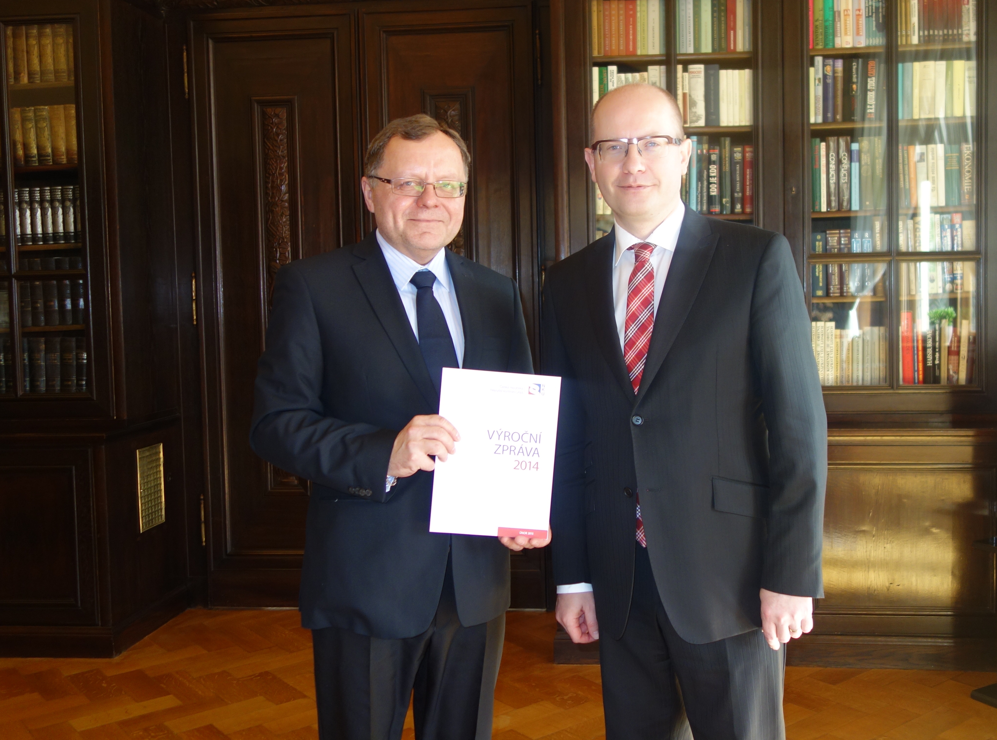 Předseda vlády Bohuslav Sobotka a prezident NKÚ Miloslav Kala při předání výroční zprávy NKÚ za rok 2014