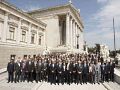 Účastníci konference před rakouským parlamentem