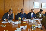 Zástupci indonéského parlamentního výboru
