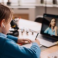 Dítě při online výuce (autor Arthurhidden - Freepik.com)